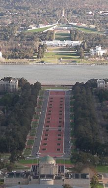Het Australian War Memorial, Anzac Parade, Lake Burley Griffin en Parliament House.  