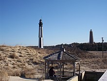 Den nyere fyrstation og det gamle fyrtårn ved Cape Henry  