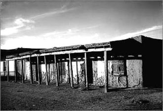 La casa de tres habitaciones de Carson en Taos, Nuevo México, donde a menudo se reunía con los nativos americanos bajo su supervisión. Esta fotografía fue tomada hacia 1900.