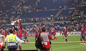 Barcelona-spillere fejrer sejren i Champions League 2008-09. De slog Manchester United med 2-0.  