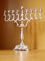 Menoraen, der bruges til Hanukkah i jødedommen.  