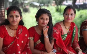 Donne indo-ariane Pahadi (collinari) del gruppo Khas in abito indù
