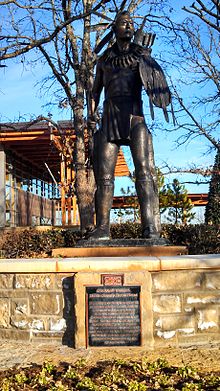 Scultura di un guerriero Chickasaw stilizzato del XVIII secolo di Enoch Kelly Haney, presso il Chickasaw Cultural Center in Oklahoma