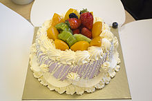 Una torta di frutta cremosa