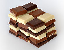 Bonbons au chocolat blanc, au lait et noir.