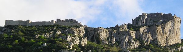 Grad, gledano s severa, iz Rouffiac-des-Corbières.