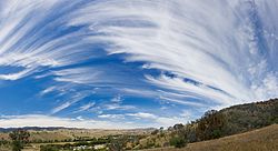 Un cer cu nori cirrus (stânga) care se transformă în cirrostratus (centru-dreapta) cu câțiva cirrocumulus (dreapta sus).