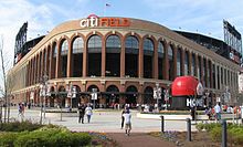 Vstup na Citi Field přes Rotundu Jackieho Robinsona, vpravo od ní je Home Run Apple na stadionu Shea.  