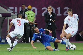 Alessandro Diamanti (biru 22) melakukan slide tackle terhadap Steven Gerrard (putih 4) di Euro 2012.