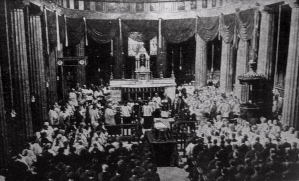Michael Collins' begrafenis in de Pro-Cathedral in Dublin (hedendaagse krantenafbeelding van de staatsbegrafenis).  