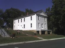 Konstytucja Lecompton została sporządzona i podpisana w Sali Konstytucyjnej w Lecompton, Kansas.[1] Dziś jest to muzeum prowadzone przez Towarzystwo Historyczne Kansas.