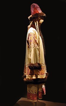 Costumul folosit în producția baletului din 1991 la Paris, după modelul lui Nicolas Roerich.  