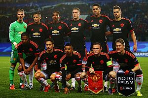 I giocatori del Manchester United in posa per una foto prima della partita contro il CSKA Moskva il 21 ottobre 2015. Fila in alto: David De Gea, Marcos Rojo, Anthony Martial, Phil Jones, Chris Smalling e Morgan Schneiderlin. Fila inferiore: Antonio Valencia, Ander Herrera, Jesse Lingard, Wayne Rooney e Bastian Schweinsteiger.