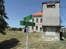 Placa de rua em Dalj, Croácia, mostrando nomes de estradas em croata e sérvio