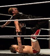 Bryan anvender et surfboard på Dean Ambrose  