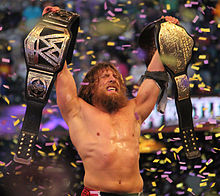 Bryan fejrer, efter at han vandt WWE World Heavyweight Championship ved WrestleMania XXX  