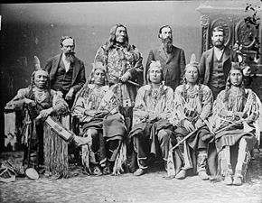 Svarbių varnų vadų delegacija, 1880 m. Iš kairės į dešinę: Senasis varnas, Medicininis varnas, Ilgasis briedis, Penty Coupsas ir Gražuolis erelis.