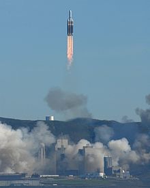 De Delta IV Heavy met NROL-49, een uiterst geheime spionagesatelliet, stijgt op van Vandenberg Air Force Base in Californië.  