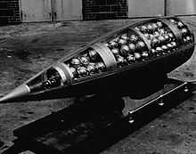 Missile américain dont le sommet est coupé pour montrer des bombes remplies de sarin (c. 1960)