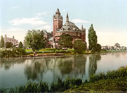 Shakespeare'i mälestusteater, Stratford-upon-Avon. Shakespeare'i mälestusteater avati 1879. aastal ja põles maha 1926. aastal. Selle asemele ehitati Royal Shakespeare'i teater.
