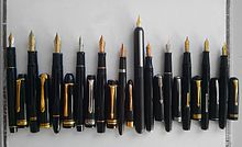 Varias plumas estilográficas contemporáneas y de época (de izquierda a derecha) Pilot Justus 95, Pelikan Souverän M1000, Montblanc Meisterstück 149, Pilot Heritage 912, Parker Duofold Centennial, Sheaffer Snorkel Admiral, Lamy Dialog 3, Welty, Parker Sonnet, Conway Stewart 55, Waterman Thorobred, Mabie Todd Swan 3220