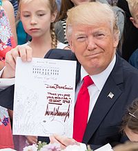 O Presidente Trump escreve uma carta a um soldado durante o Rolo de Ovos da Casa Branca de 2017