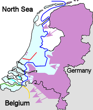 Den nederlandske situation lige før Rotterdam-blitzen. Legende:   Placering af de nederlandske forsvarslinjer og det område, hvor de nederlandske tropper er til stede   Tung hollandsk forsvarslinje mod pansrede køretøjer   Hollandske forsvarsværker i Zeeland   Den belgiske forsvarslinje   Franske forsvarsværker i Nederlandene   De tyske troppers position og de områder, der er under tysk kontrol  