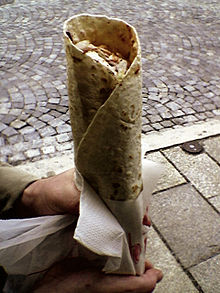"Dürüm döner", įvyniotas į plokščią duoną lavaş.