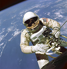 Astronauts Eds Vaits veic pirmo amerikāņu iziešanu kosmosā Gemini 4 laikā (1965. gada jūnijs).