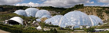 Panoramiczny widok na geodezyjne kopuły biome w Eden Project