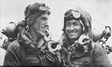 Edmund Hillary și Tenzing Norgay în drumul lor spre ascensiunea pe Muntele Everest, la 29 mai 1953.  