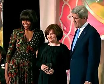 Elena Milashina mit US-Außenminister John Kerry und First Lady Michelle Obama. 8. März 2013