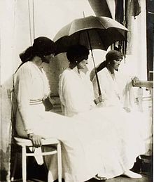 Sidste kendte foto af Alexandra. Olga er til venstre og Tatiana er til højre