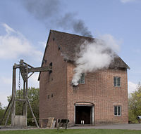 Lord Dudley'in arazilerindeki madenlerden su pompalamak için kullanılan 1712 Thomas Newcomen motorunun tam ölçekli çalışan kopyası. Black Country Yaşayan Müze