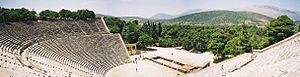 Panoramablick auf das griechische Theater in Epidaurus.