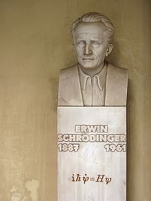 Erwin Schrödingerin rintakuva Wienin yliopistossa. Siinä on myös Schrödingerin yhtälö.