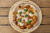 Pizza Margherita napolitană autentică, baza pentru majoritatea tipurilor de pizza.  