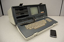 1982'den kalma bir Osborne taşınabilir bilgisayar ve 2007 model bir Apple iPhone. Osborne Executive 100 kat daha ağır, hacim olarak yaklaşık 500 kat daha büyük, yaklaşık 10 kat daha pahalı (enflasyona göre ayarlandığında) ve telefonun 1/100'ü kadar saat frekansına sahip.