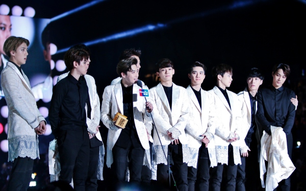 EXO en los premios MAMA en 2014  