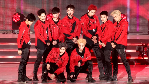 EXO interpretando "Monster" en Suwon el 18 de junio de 2016.  
