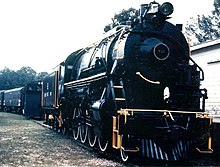 O locomotivă cu aburi.  