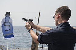 Disparando uma arma de mão