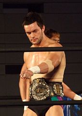 Devitt během svého kralování jako juniorský šampion IWGP v těžké váze v listopadu 2010.