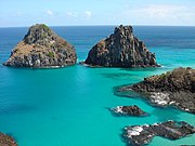 De eilanden van Fernando de Noronha, Brazilië, zijn de zichtbare delen van onderzeese bergen.  