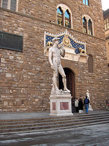 Replika Dawida stoi obecnie na zewnątrz Palazzo Vecchio.