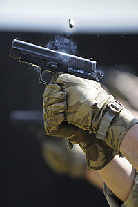 Il rinculo fa sì che la pistola si muova all'indietro e verso l'alto quando si spara