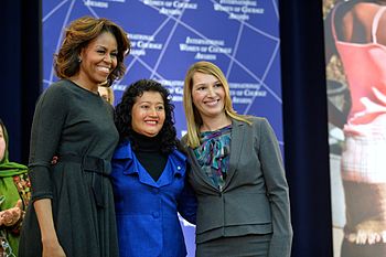 Premio Internazionale Donne del Coraggio, 2014. La First Lady degli Stati Uniti Michelle Obama e il vice segretario Higginbottom con la dott.ssa Iris Yassmin Barrios Aguilar del Guatemala