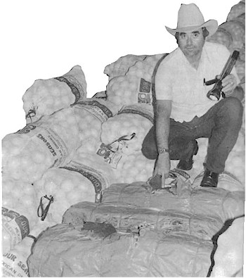 En US Marshal beslaglægger sække med kokain i 1986. Controlled Substances Act skulle kontrollere narkotikasmugling, narkohandel og misbrug af stoffer som kokain.