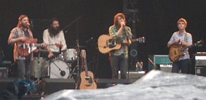 Fleet Foxes actuando en Hard Rock Calling 2009.  