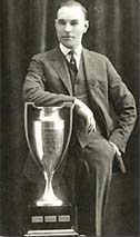 Frank Nighbor, dos veces ganador, (en la foto con el trofeo original)  